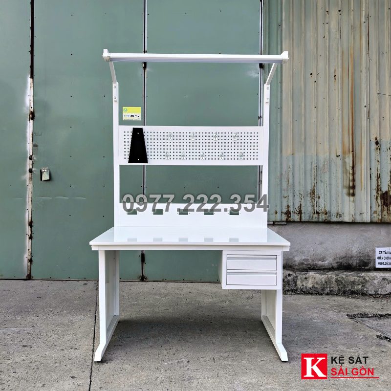 Bàn thao tác 120×60 cm màu trắng có đèn và ngăn kéo, ảnh mẫu xưởng đã làm