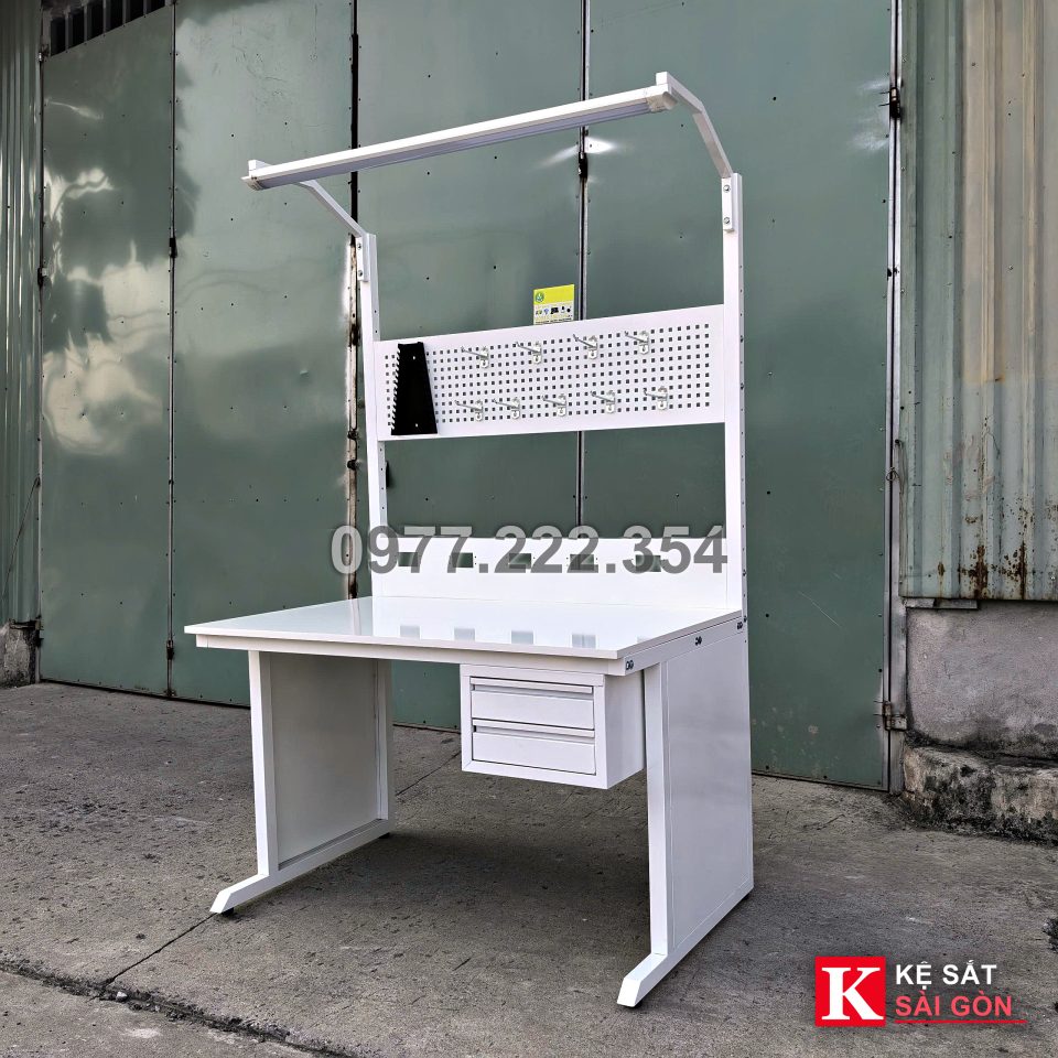 Bàn thao tác 120 × 60 cm có vách tôn lỗ, thanh đèn và tủ 2 ngăn kéo, ảnh thực tế