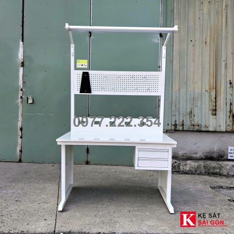 Bàn thao tác 120×60 cm màu trắng có đèn và ngăn kéo, ảnh mẫu xưởng đã làm