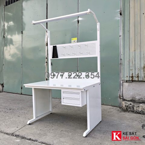 Bàn thao tác 120×60 cm màu trắng có đèn và ngăn kéo, ảnh mẫu xưởng đã làm