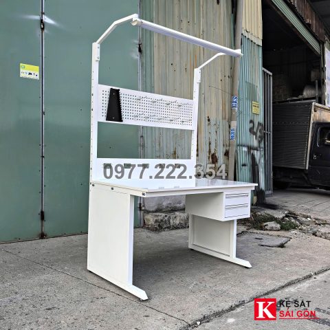 Bàn thao tác 120×60 cm màu trắng có đèn và ngăn kéo, ảnh mẫu xưởng đã làm