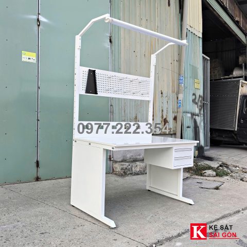 Bàn thao tác 120×60 cm màu trắng có đèn và ngăn kéo, ảnh mẫu xưởng đã làm
