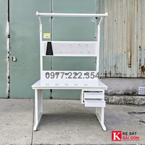 Bàn thao tác 120×60 cm màu trắng có đèn và ngăn kéo, ảnh mẫu xưởng đã làm