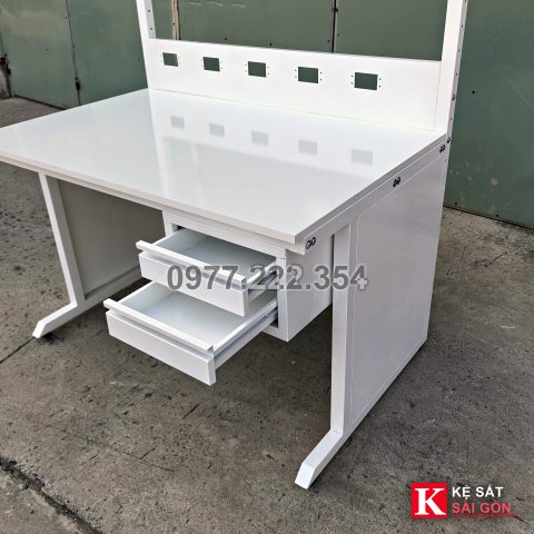 Bàn thao tác 120×60 cm màu trắng có đèn và ngăn kéo, ảnh mẫu xưởng đã làm