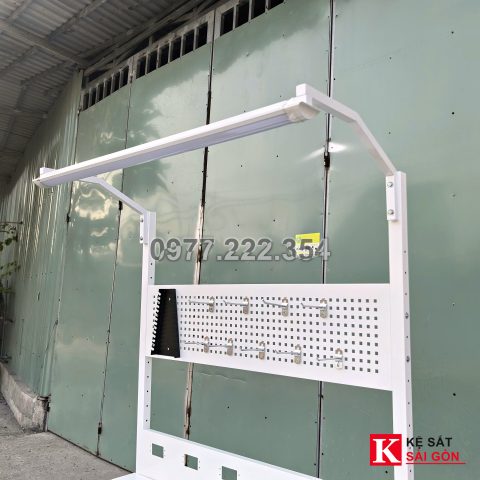 Bàn thao tác 120×60 cm màu trắng có đèn và ngăn kéo, ảnh mẫu xưởng đã làm