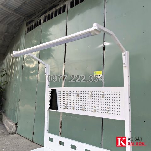 Bàn thao tác 120×60 cm màu trắng có đèn và ngăn kéo, ảnh mẫu xưởng đã làm