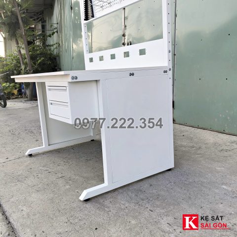 Bàn thao tác 120×60 cm màu trắng có đèn và ngăn kéo, ảnh mẫu xưởng đã làm