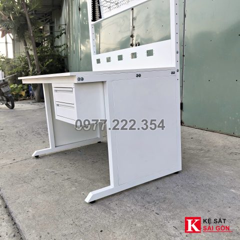 Bàn thao tác 120×60 cm màu trắng có đèn và ngăn kéo, ảnh mẫu xưởng đã làm