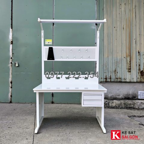 Bàn thao tác 120×60 cm màu trắng có đèn và ngăn kéo, ảnh mẫu xưởng đã làm