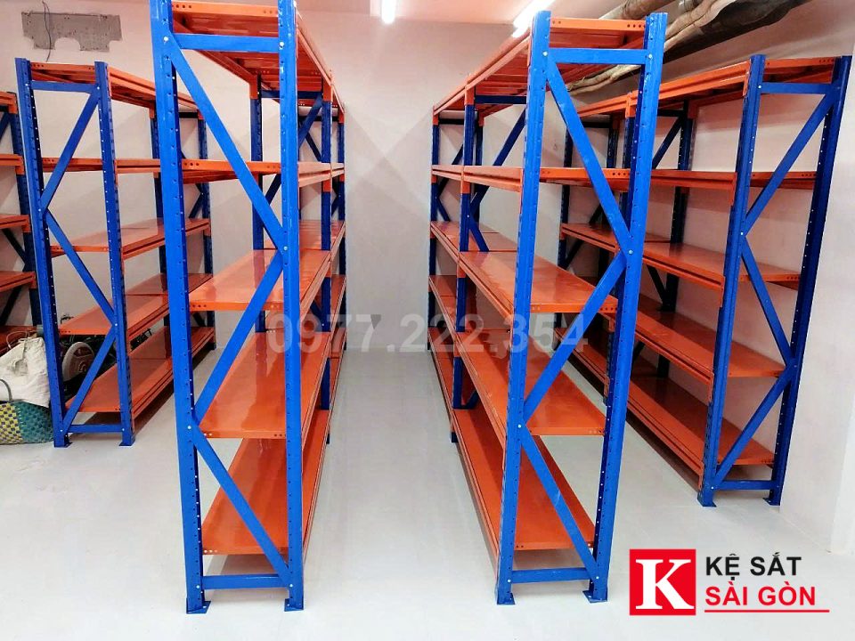 Kệ trung tải 5 tầng khung xanh, mâm cam cho kho phụ tùng, ảnh thực tế