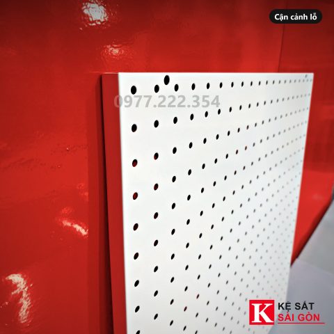 Lỗ tròn 6mm nhìn gần trên tấm 50×50cm