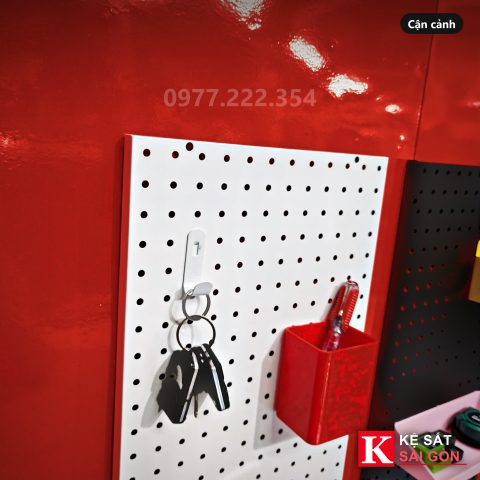 Lỗ tròn 6mm nhìn gần trên tấm 60×30cm