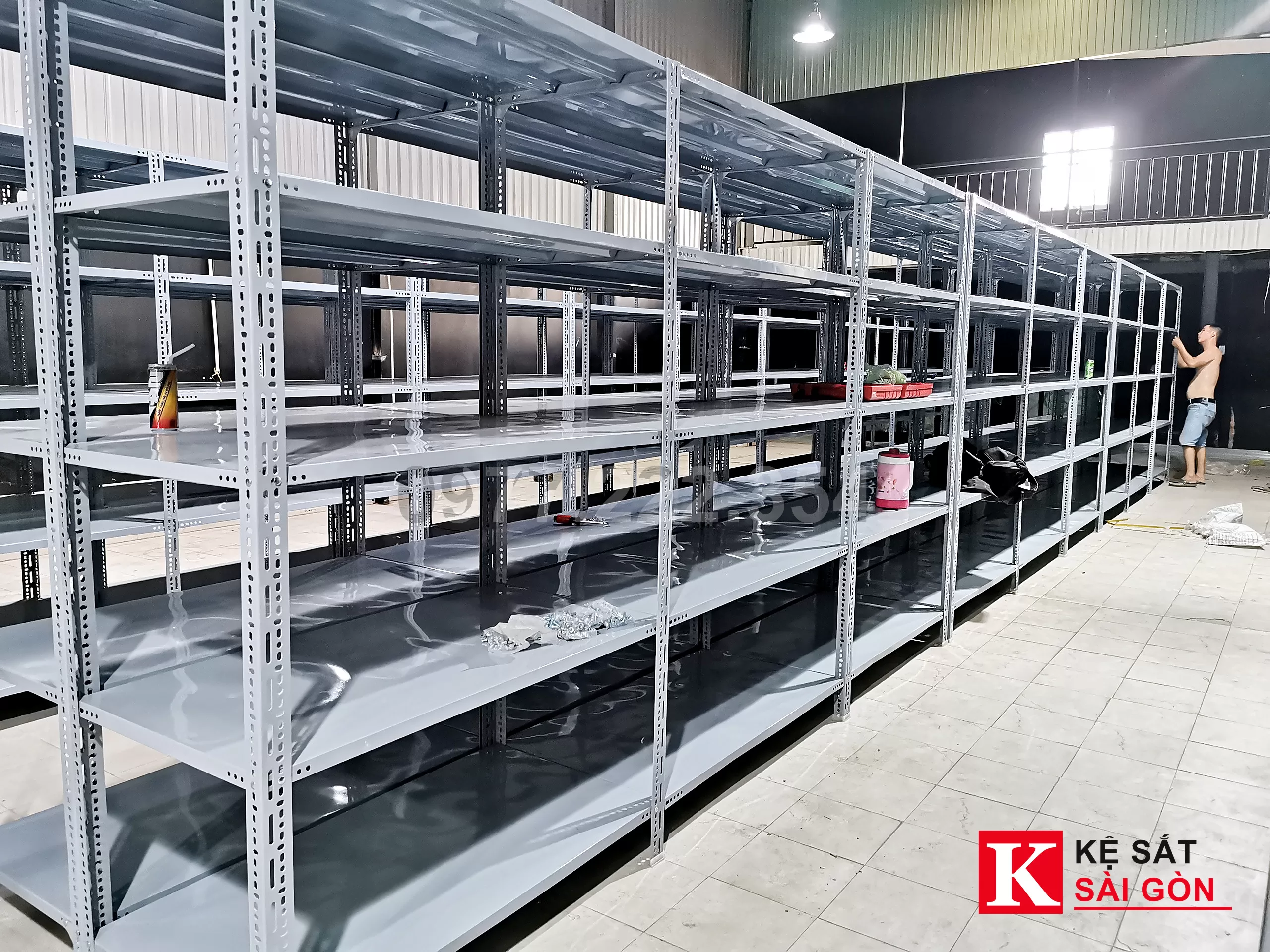 Kệ sắt V lỗ cho shop online: xếp thùng hàng gọn, soạn đơn nhanh