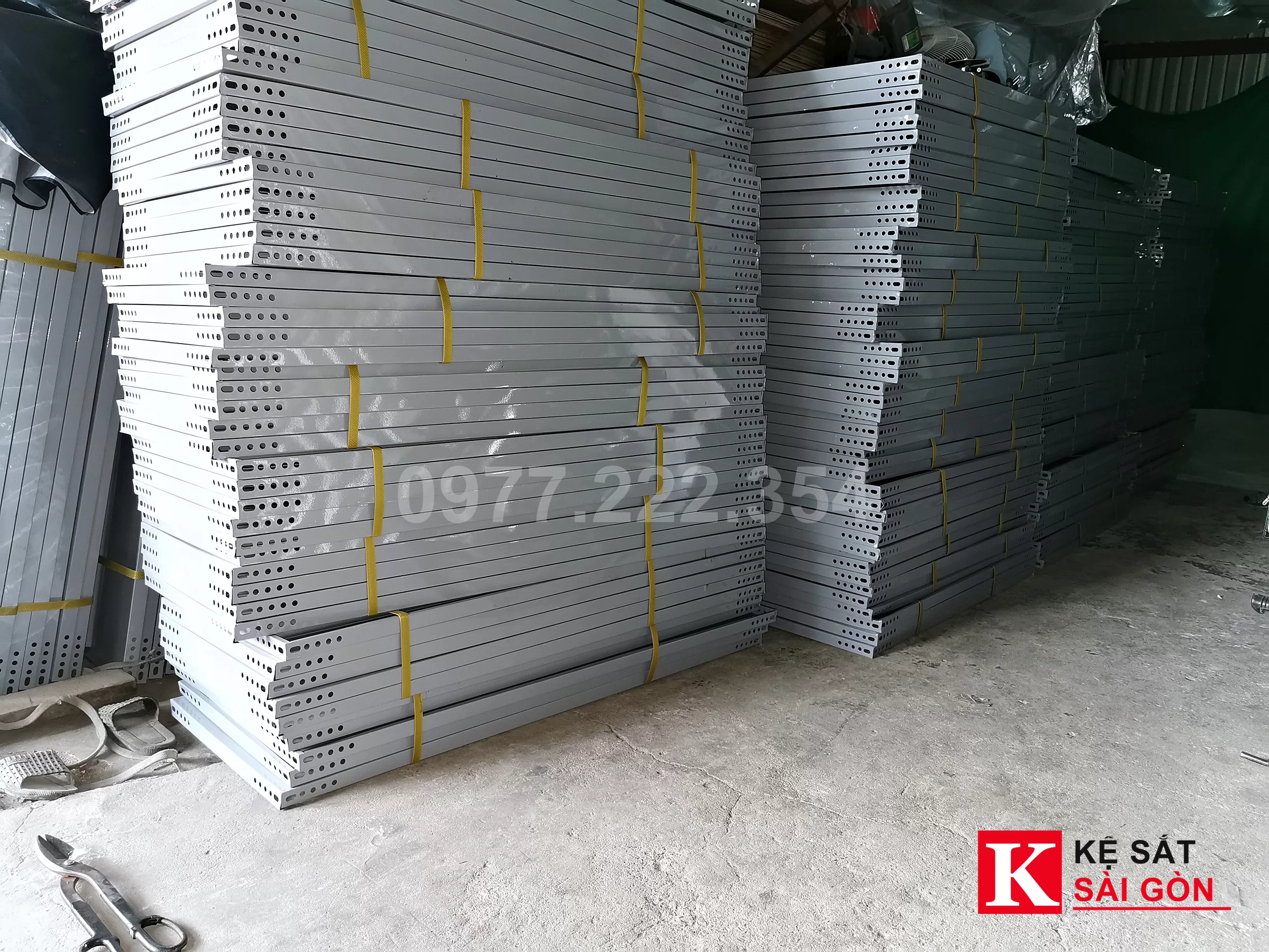 Xếp kệ sắt lên xe giao hàng tại xưởng Kệ Sắt Sài Gòn