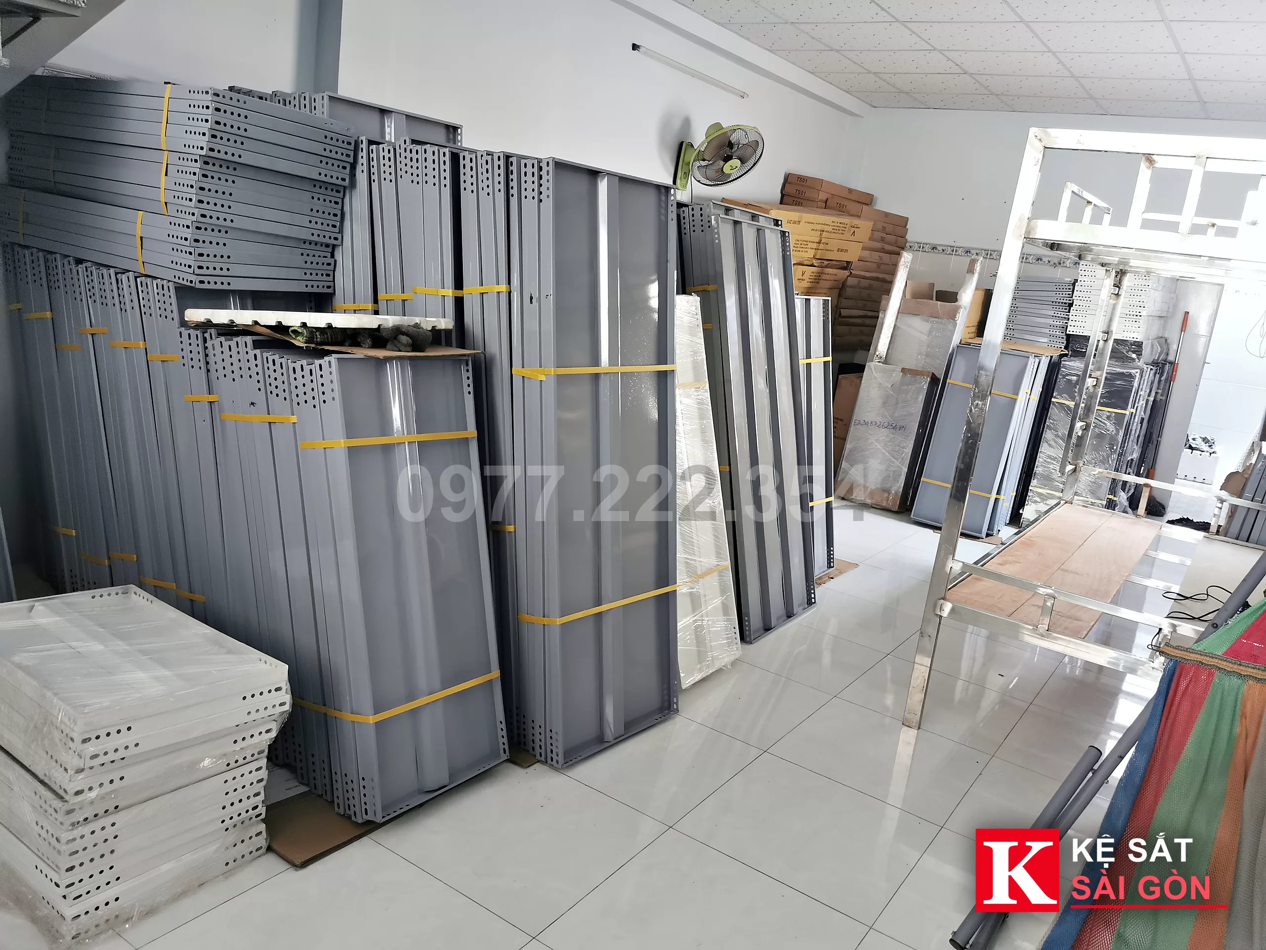Vật tư kệ sắt chuẩn bị giao tại xưởng