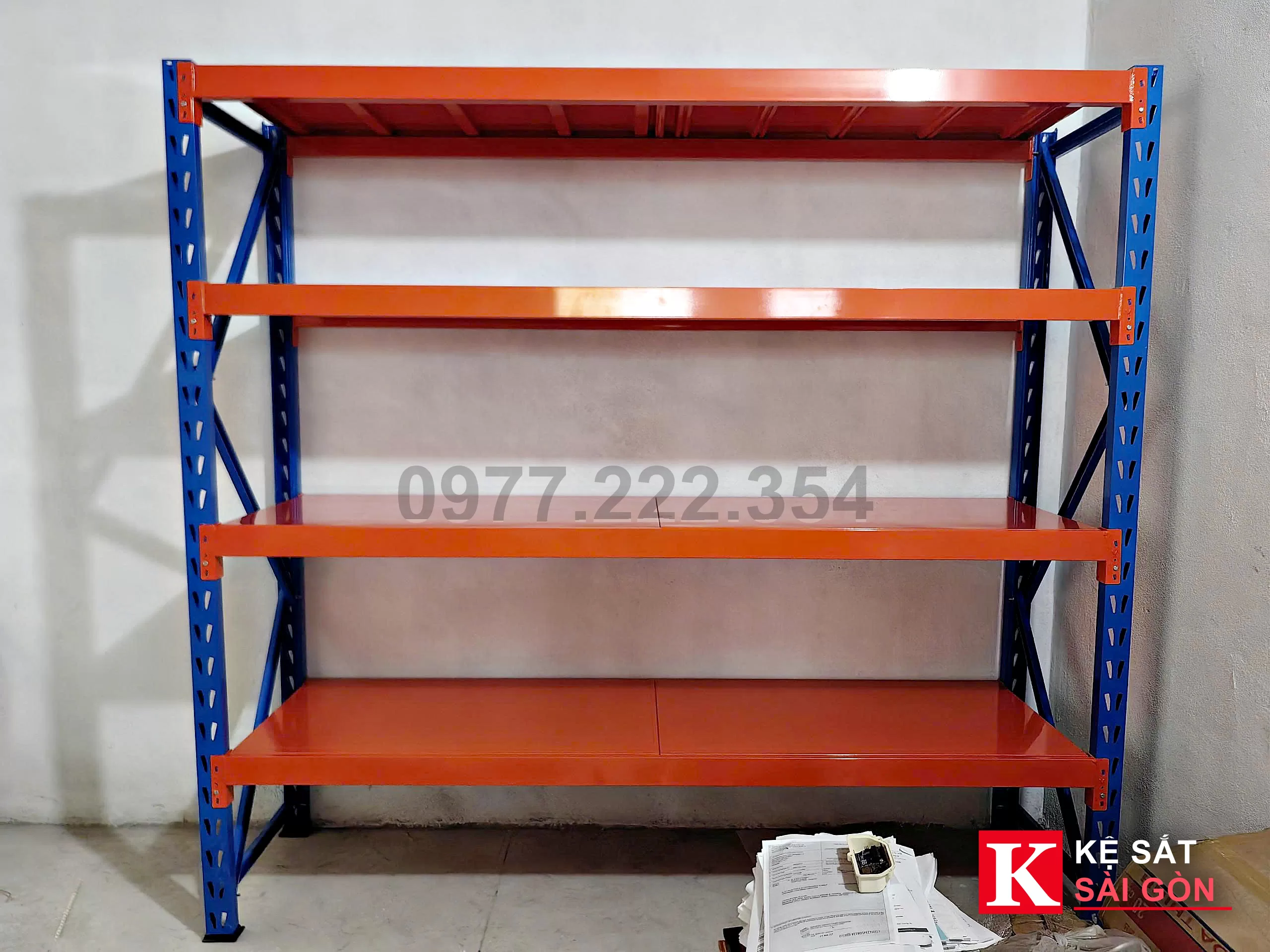 Kệ trung tải sâu 40, 50 hay 60 cm: chọn theo thùng hàng