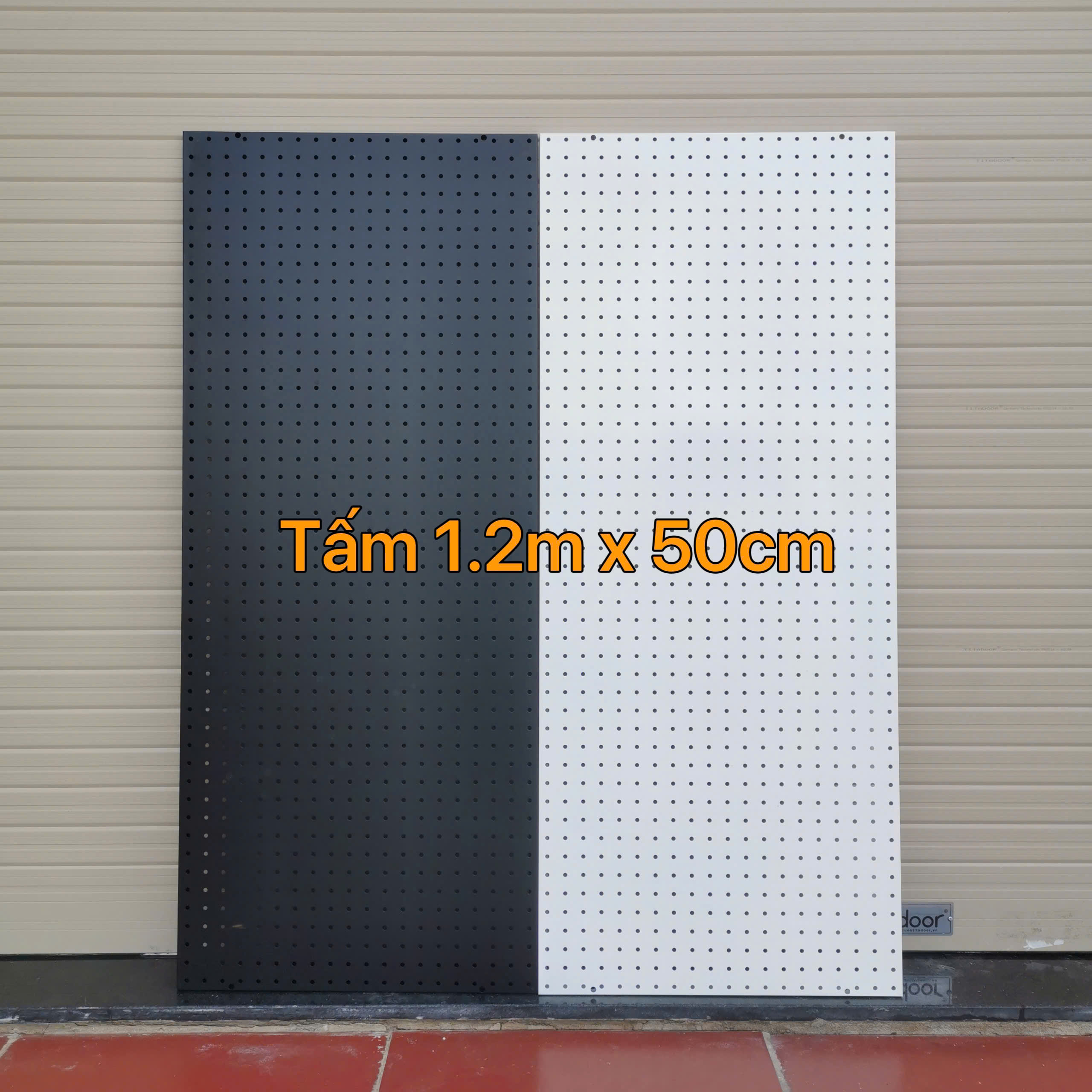 Tấm tôn lỗ treo phụ kiện trưng bày – decor cửa hàng
