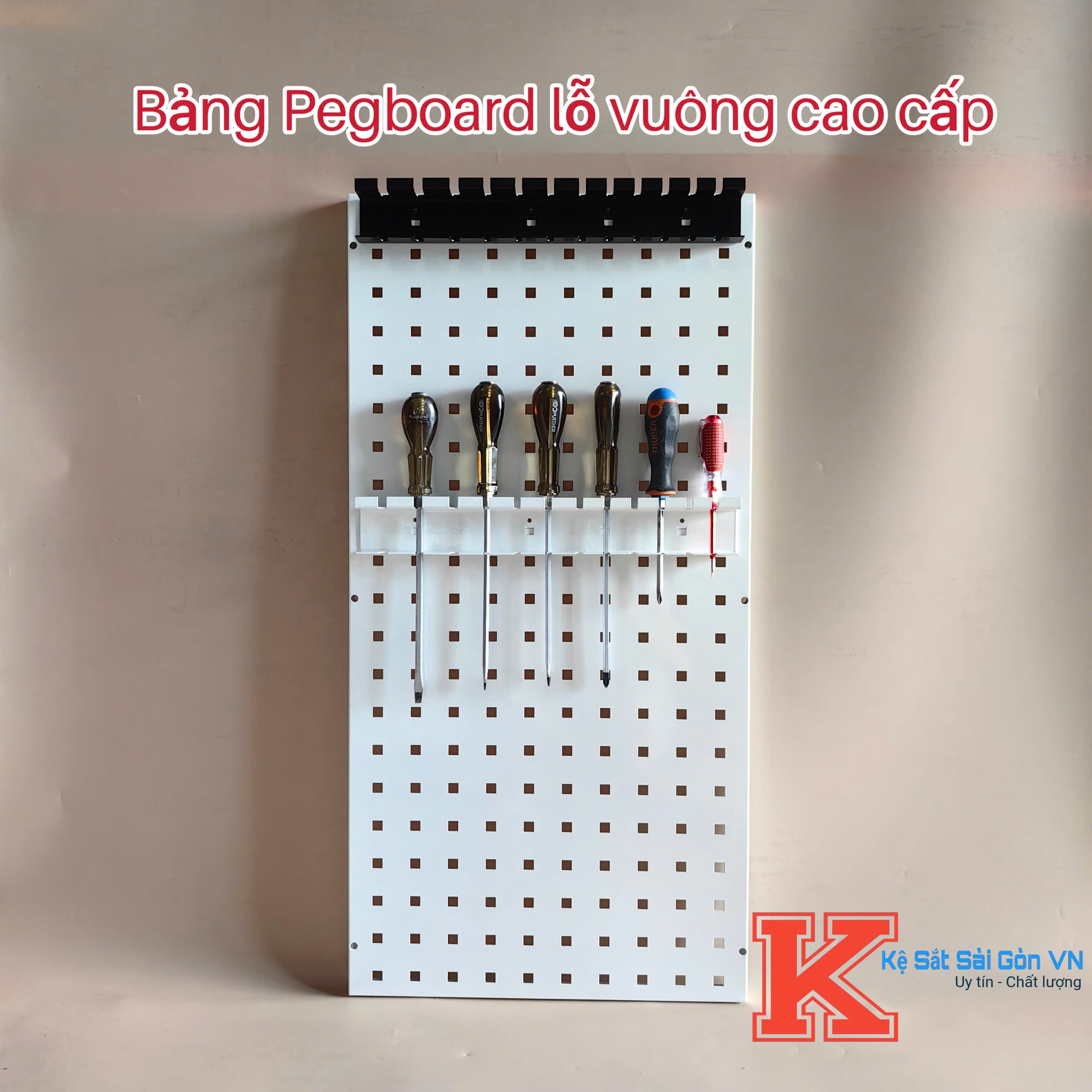 Bảng pegboard lỗ vuông treo phụ kiện cơ khí – đồ dùng gara