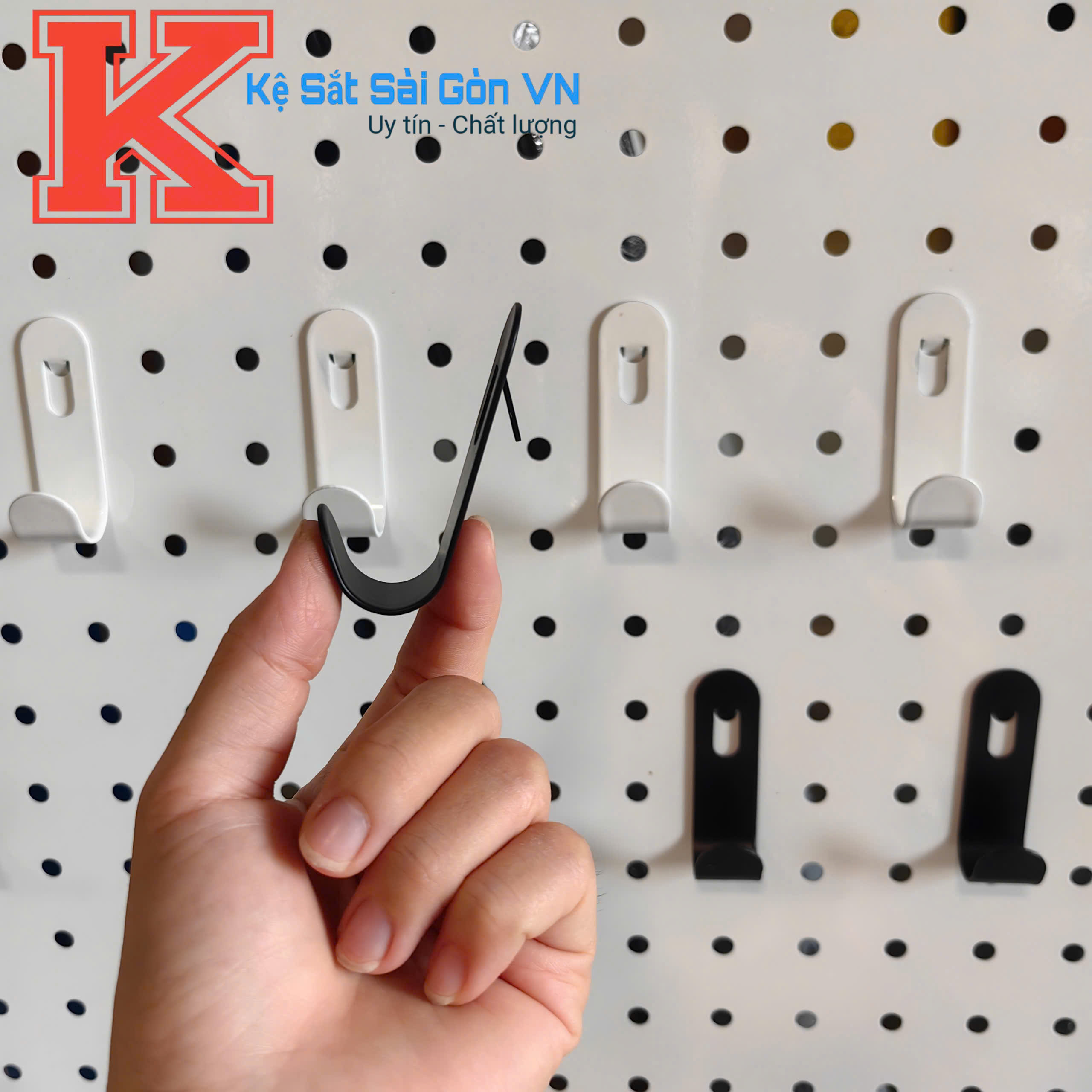 Móc chữ j gắn bảng pegboard kim loại, móc cài tấm tôn treo phụ kiện trưng bày